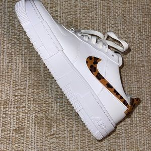 Nike pixel leopard worn once size 9.5 woman’s
